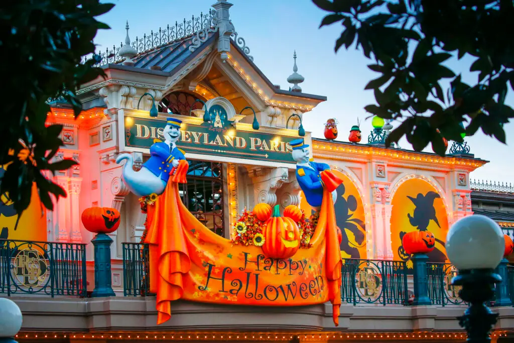 Decoración de Halloween en Disneyland Paris 2026
